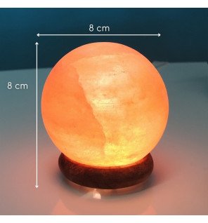  lampe sphère en sel d'himalaya placée sur un bureau pour favoriser la détente