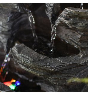  fontaine d'intérieur nature pietra utilisée comme objet déco sur un bureau