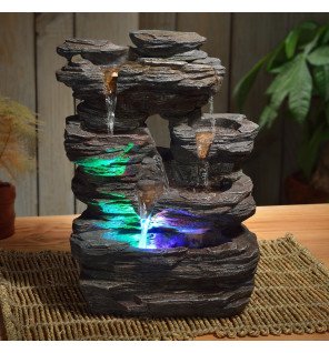  gros plan sur le bassin de la fontaine avec reflets de l'eau et lumière led