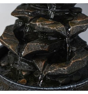  fontaine little rock en fonctionnement avec reflets lumineux sur l'eau