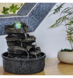  gros plan sur la cascade d'eau et les reliefs des rochers