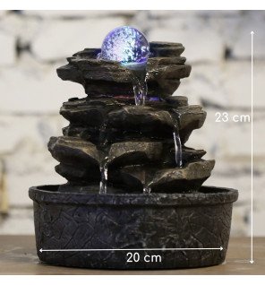  détail de la lumière led hypnotisante illuminant l'eau