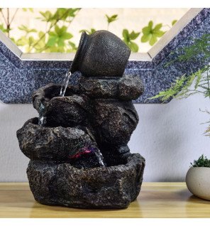  fontaine nivello nature en situation sur une étagère avec des plantes vertes