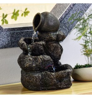  fontaine décorative vue de profil mettant en valeur la cascade d'eau continue