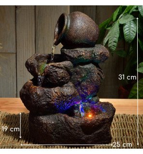  détail de la prise électrique et du branchement discret de la fontaine