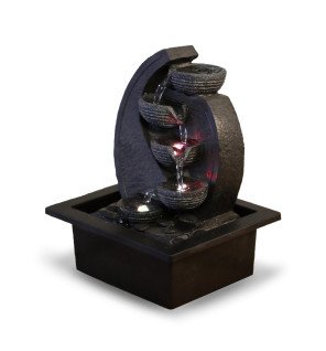  fontaine cascade décorative créant une atmosphère sereine dans un intérieur contemporain