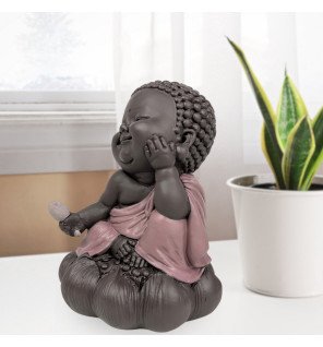  détail du visage serein de la statue bouddha en cogitation sous une lumière douce