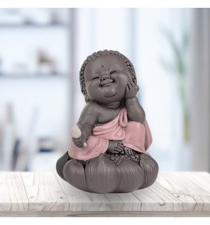  statue bouddha en cogitation placée près de plantes vertes pour une atmosphère naturelle et relaxante