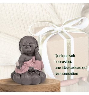  ambiance cocooning avec la statue bouddha en céramique sur une table basse en bois clair