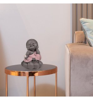  focus sur les finitions raffinées de la statue bouddha en cogitation pour une touche d’élégance