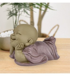  détail du visage serein de la statue bonze rêveur dans un intérieur lumineux