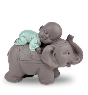  vue de profil de la sculpture éléphant pour une touche d’équilibre et de sérénité