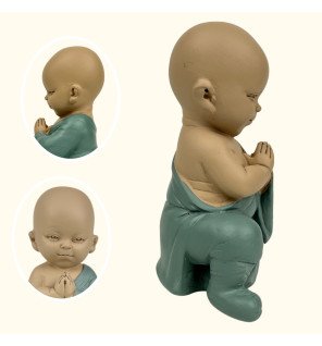  vue latérale de la statue mettant en valeur sa finition dorée