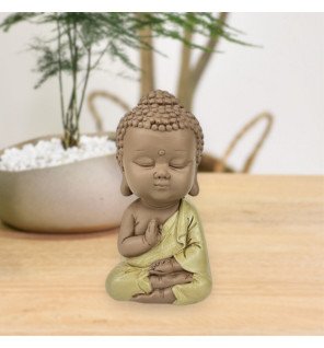  vue rapprochée sur la texture de la toge jaune et ses plis élégants