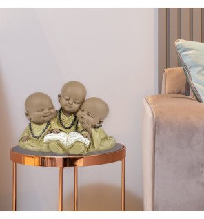  trio de bonzes assis lisant un livre