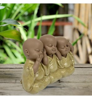  détail rapproché sur le visage paisible d’un bonze de la statue embleme