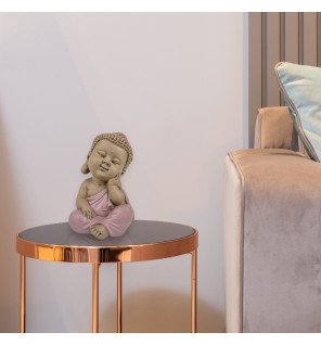  statue bouddha en réflexion dans un coin détente avec plantes vertes