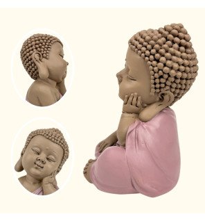  détail des mains jointes de la statue évoquant la méditation