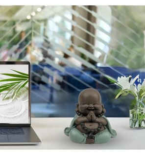  détail du visage souriant de la statue bébé bouddha rieur apportant sérénité à la pièce