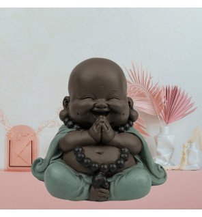  statue de bébé bouddha rieur placée dans une entrée pour accueillir avec bienveillance