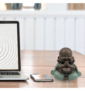  mise en scène de la figurine bouddha rieur bébé sur une étagère minimaliste