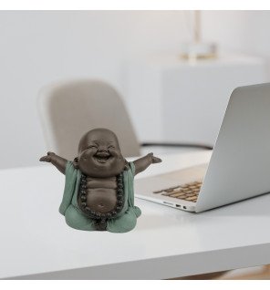  détail du visage souriant de la statue bouddha rieur évoquant la sérénité et la joie