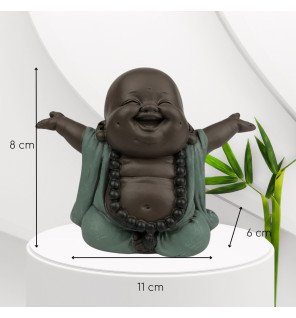  détail des mains ouvertes du bouddha rieur symbolisant l’accueil et la bienveillance