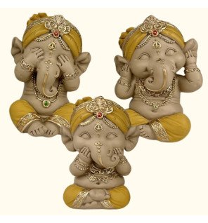  détail d’une statue ganesh jaune mettant en valeur la finition lisse et la couleur lumineuse