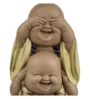  statue bouddha rieur superposé placée sur une table basse pour créer une atmosphère relaxante