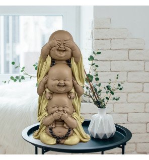  détail des mains et du socle de la statue pour souligner la qualité artisanale