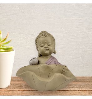  détail du visage serein du bouddha devant une fleur de lotus