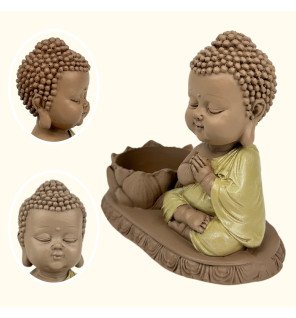  mise en scène du bougeoir bouddha avec des plantes vertes et des coussins