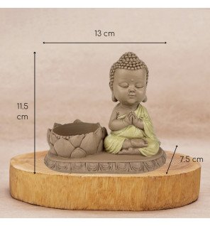  détail sur la main de la statue tenant le support à bougie