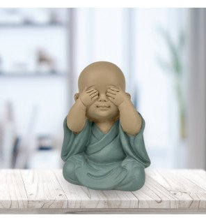  statue décorative en résine effet bronze installée sur une table basse dans un salon lumineux