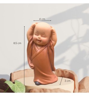 bébé bonze assis en posture relaxante