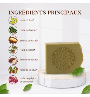  gros plan sur la texture du shampoing solide bio montrant sa composition naturelle et artisanale