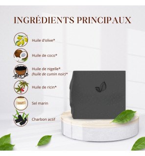  détail du savon bio noir sur support mural pour salle de bain épurée