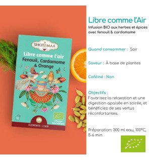  main versant une tisane apaisante dans une tasse en céramique