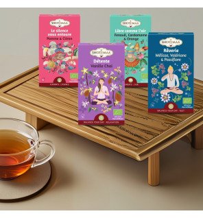 ambiance zen avec une bougie allumée et une tasse de tisane bio