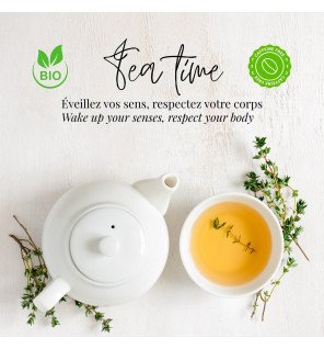  boîte d’infusions sun&sia posée à côté d’un bouquet de plantes aromatiques