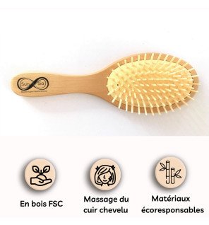  main utilisant la brosse en bois sur cheveux mouillés pour un massage relaxant