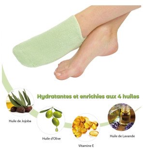  ambiance cocooning avec les chaussettes spa vertes près d’une serviette et d’une bougie