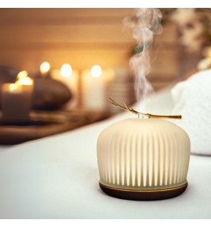 diffuseur d’huiles essentielles origin en pleine diffusion dans un espace de détente