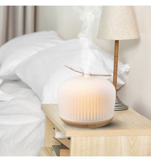 main versant des huiles essentielles dans le diffuseur origin pour une utilisation facile