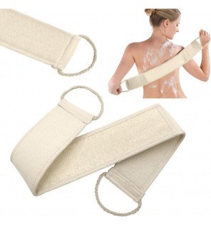  détail d’une brosse exfoliante en bois pour le visage posée sur une serviette