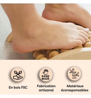 coffret ouvert montrant les quatre outils de massage en bois sur un fond zen