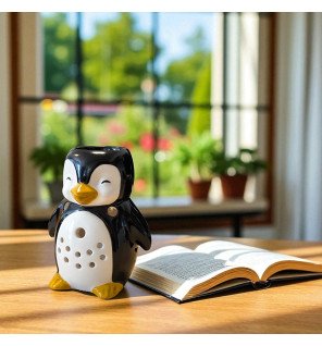  pingouin décoratif servant de brûle-parfum sur une étagère moderne