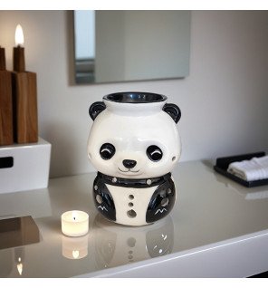  ambiance cocooning avec le brûle-parfum panda diffusant une légère vapeur parfumée