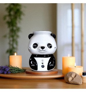  détail des pattes et des oreilles noires du panda sur la céramique blanche