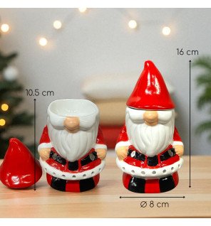  papa noël brûle-parfum posé sur une étagère avec d’autres décorations de noël